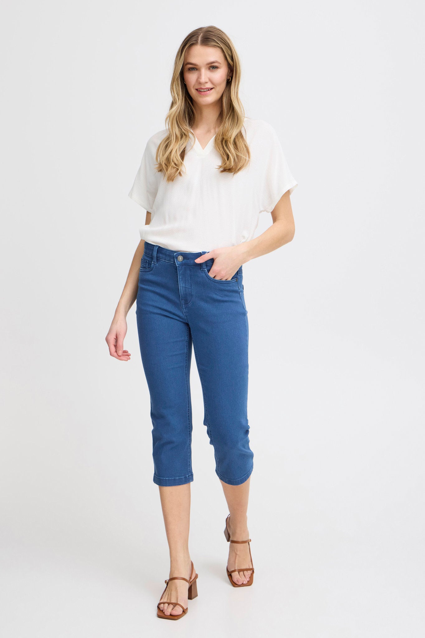 Luxe Elli Capri Mid Blue Denim