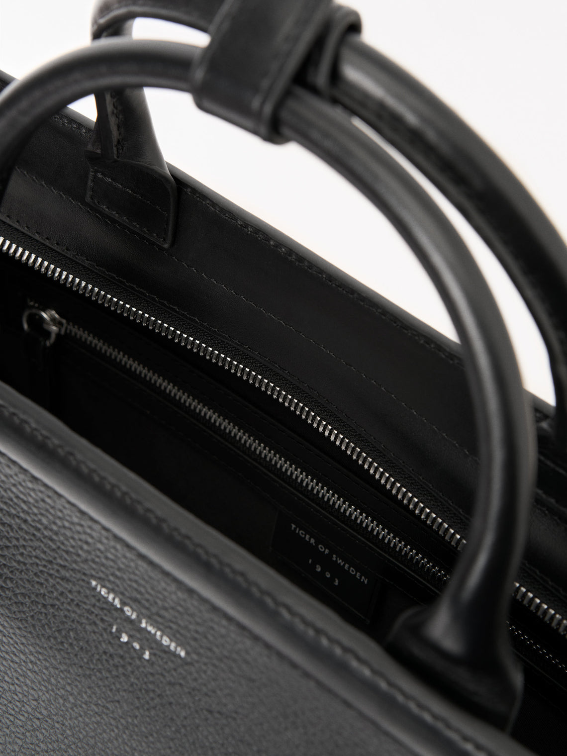 Acori Black