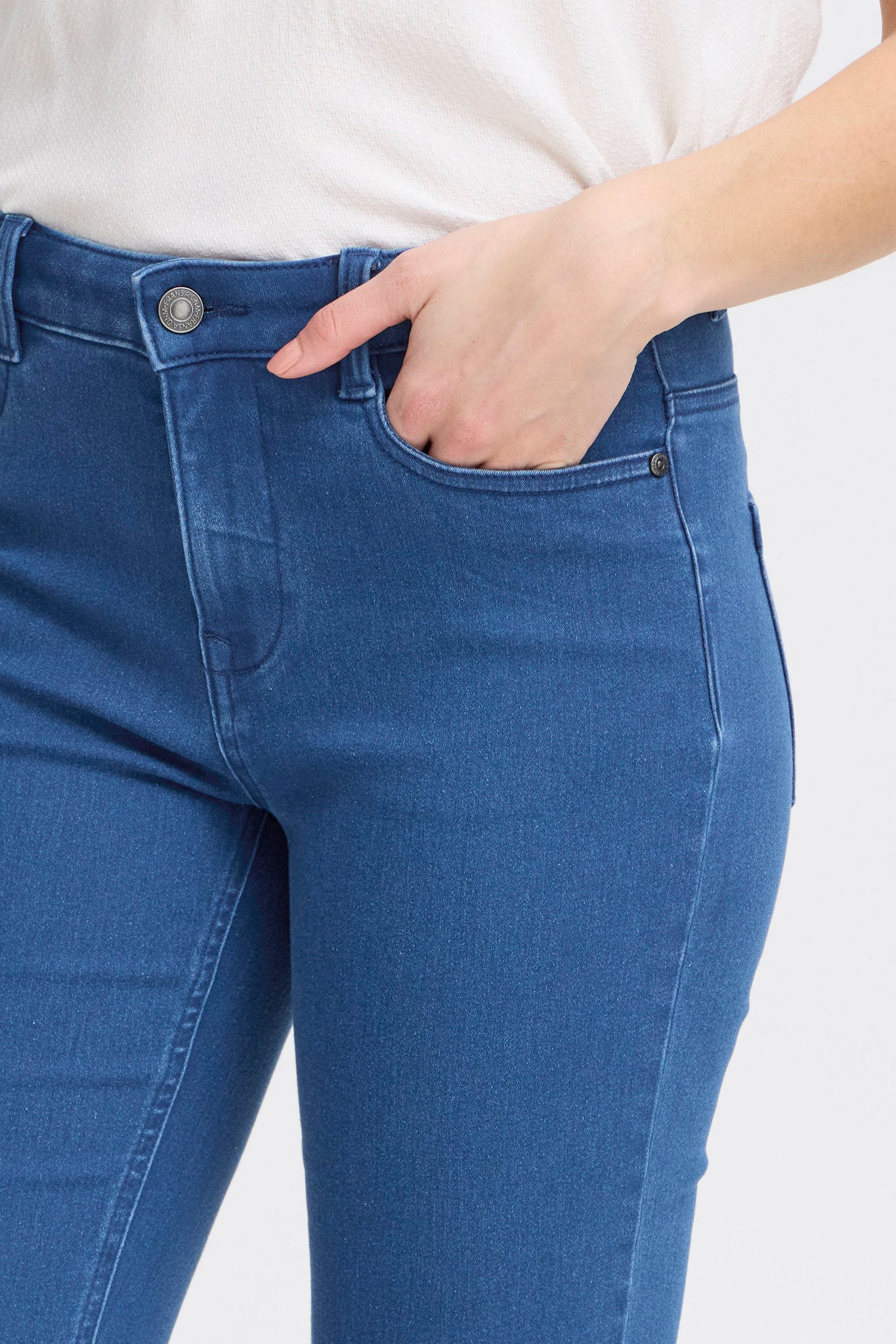 Luxe Elli Capri Mid Blue Denim