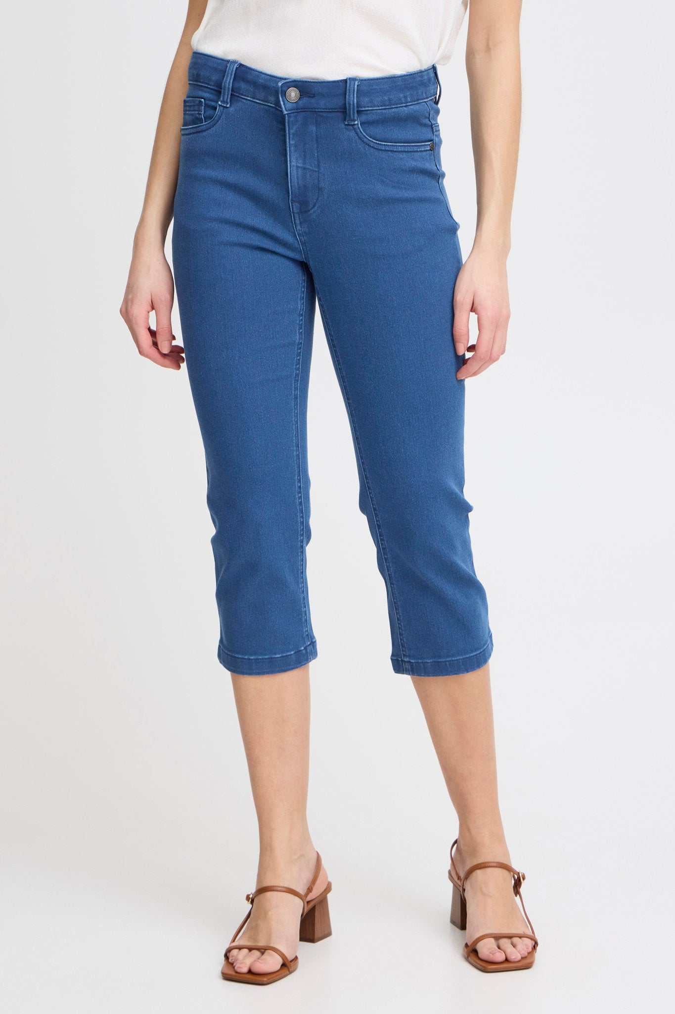 Luxe Elli Capri Mid Blue Denim